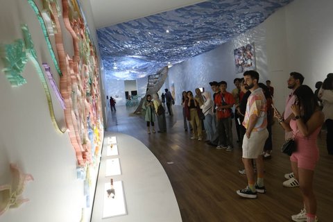 Anggota komunitas KapalagiClub menyaksikan materi pameran seni  di Musium Macan, Jakarta, Sabtu (23/08/2025).