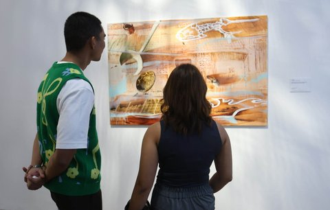 Anggota komunitas KapalagiClub menyaksikan materi pameran seni  di Musium Macan, Jakarta, Sabtu (23/08/2025).