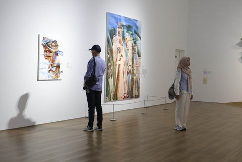 Anggota komunitas KapalagiClub menyaksikan materi pameran seni  di Musium Macan, Jakarta, Sabtu (23/08/2025).