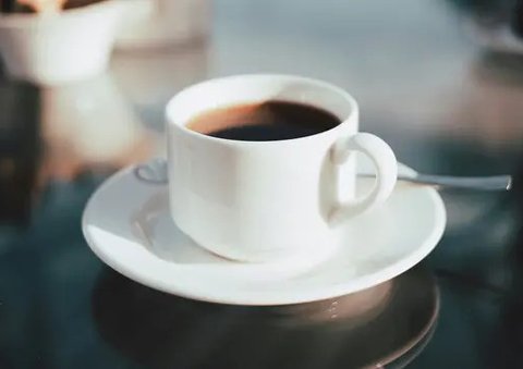 Kopi dalam cangkir putih. (dok. Unsplash/Emre)