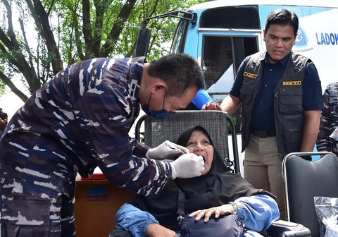 Kepala Staf Angkatan Laut (Kasal) Laksamana Muhammad Ali melihat pemeriksaan gigi warga  saat kegiatan bakti sosial di Alun-Alun Palabuhanratu, Kabupaten Sukabumi, Jawa Barat, Sabtu (23/08/2025).