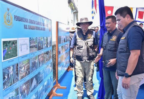 Kepala Staf Angkatan Laut (Kasal) Laksamana Muhammad Ali  meninjau pembangunan jembatan Cijambe saat kegiatan bakti sosial di Alun-Alun Palabuhanratu, Kabupaten Sukabumi, Jawa Barat, Sabtu (223/08/2025).