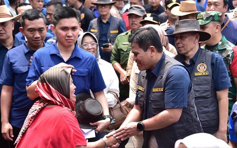 Kepala Staf Angkatan Laut (Kasal) Laksamana Muhammad Ali bersama warga saat kegiatan bakti sosial di Alun-Alun Palabuhanratu, Kabupaten Sukabumi, Jawa Barat, Sabtu (23/08/2025).