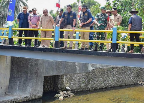 Kepala Staf Angkatan Laut (Kasal) Laksamana Muhammad Ali  meninjau pembangunan jembatan Cijambe saat kegiatan bakti sosial di Alun-Alun Palabuhanratu, Kabupaten Sukabumi, Jawa Barat, Sabtu (223/08/2025).