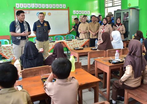 Kepala Staf Angkatan Laut (Kasal) Laksamana Muhammad Ali bersama siswa sekolah dasar saat kegiatan bakti sosial di Alun-Alun Palabuhanratu, Kabupaten Sukabumi, Jawa Barat, Sabtu (23/08/2025).