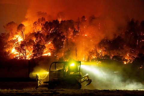 Buldozer melokalisir api saat kebakaran hutan di wilayah Aetna Springs, Napa County, California, Sabtu, (23/08/2025).
