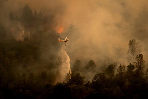 Helikopter pemadam kebakaran berjuang melawan kebakaran hutan di wilayah Aetna Springs, Napa County, California, Sabtu, (23/08/2025).