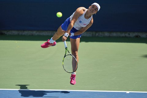 Petenis putri Indonesia Janice Tjen saat bertanding melawan  melakukan petenis Rusia Veronika Kudermetova pada putaran pertama kejuaraan tenis AS Terbuka di New York, Minggu, (24/08/2025) waktu setempat.