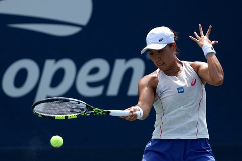 Petenis putri Indonesia Janice Tjen saat bertanding melawan  melakukan petenis Rusia Veronika Kudermetova pada putaran pertama kejuaraan tenis AS Terbuka di New York, Minggu, (24/08/2025) waktu setempat.