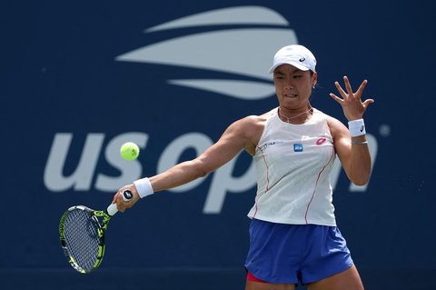 Petenis putri Indonesia Janice Tjen saat bertanding melawan  melakukan petenis Rusia Veronika Kudermetova pada putaran pertama kejuaraan tenis AS Terbuka di New York, Minggu, (24/08/2025) waktu setempat.