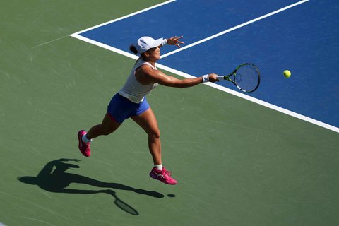 Petenis putri Indonesia Janice Tjen saat bertanding melawan  melakukan petenis Rusia Veronika Kudermetova pada putaran pertama kejuaraan tenis AS Terbuka di New York, Minggu, (24/08/2025) waktu setempat.