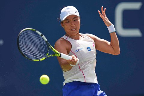 Petenis putri Indonesia Janice Tjen saat bertanding melawan  melakukan petenis Rusia Veronika Kudermetova pada putaran pertama kejuaraan tenis AS Terbuka di New York, Minggu, (24/08/2025) waktu setempat.