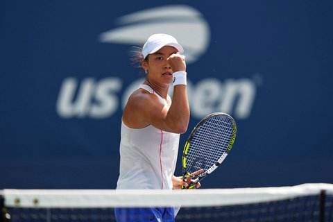 Petenis putri Indonesia Janice Tjen saat bertanding melawan  melakukan petenis Rusia Veronika Kudermetova pada putaran pertama kejuaraan tenis AS Terbuka di New York, Minggu, (24/08/2025) waktu setempat.
