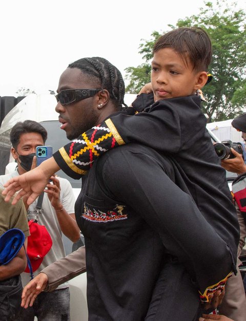 Penari pacu jalur Rayyan Arkan Dikha digendong rapper Amerika Melly Mik  saat mereka meninggalkan festival Pacu Jalur di Sungai Kuantan, di Kabupaten Kuantan Singingi, Provinsi Riau, Minggu (24/08/2025).