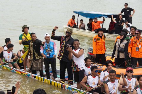 Rapper Amerika Melly Mik saat festival Pacu Jalur di Sungai Kuantan, di Kabupaten Kuantan Singingi, Provinsi Riau, Minggu (24/08/2025).