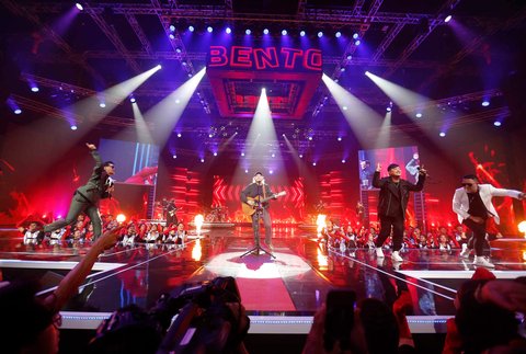 Kolaborasi lintas generasi antara Hello Band, Bagindas, Goliath, Hijau Daun, Five Minutes dan penyanyi legenda Iwan Fals saat malam puncak HUT SCTV 35 Xtraordinary di studio 6 Emtek City, Indosiar Minggu (25/8/2025) malam.