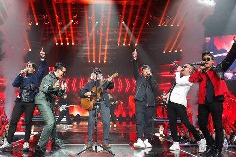 Kolaborasi lintas generasi antara Hello Band, Bagindas, Goliath, Hijau Daun, Five Minutes dan penyanyi legenda Iwan Fals saat malam puncak HUT SCTV 35 Xtraordinary di studio 6 Emtek City, Indosiar Minggu (25/8/2025) malam.