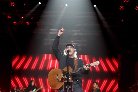 Penyanyi legenda Iwan Fals saat malam puncak HUT SCTV 35 Xtraordinary di studio 6 Emtek City, Indosiar Minggu (25/8/2025) malam.