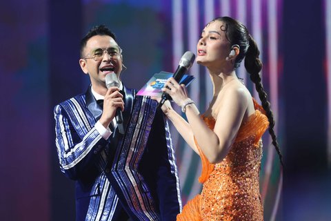Presenter Raffi Ahmad dan presenter Astrid Tyar saat malam puncak HUT SCTV 35 Xtraordinary di studio 6 Emtek City, Indosiar Minggu (25/8/2025) malam.
