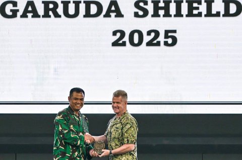 Wakil Panglima TNI Jenderal Tandyo Budi Revita berjabat tangan dengan Panglima Komando Indo-Pasifik AS Laksamana Samuel Paparo dalam upacara pembukaan Super Garuda Shield 2025 di Sekolah Staf dan Komando Angkatan Laut, Jakarta, Senin (25/08/2025).