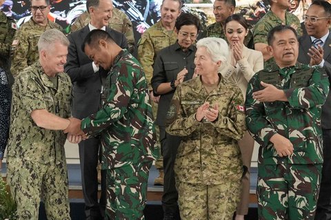 Wakil Panglima TNI Jenderal Tandyo Budi Revita berjabat tangan dengan Panglima Komando Indo-Pasifik AS Laksamana Samuel Paparo (kiri) didampingi  Kepala Staf Pertahanan Kanada Jenderal Jennie Carignan (kedua dari kanan), dan Kepala Staf Angkatan Darat (KSAD) Jenderal Maruli Simanjuntak saat upacara pembukaan Super Garuda Shield 2025 di Sekolah Staf dan Komando Angkatan Laut, Jakarta, Senin (25/08/2025).