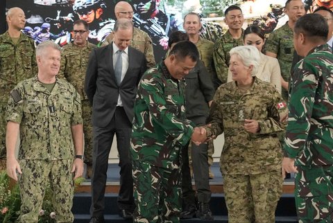 Wakil Panglima TNI Jenderal Tandyo Budi Revita (kiri) berjabat tangan dengan Kepala Staf Pertahanan Kanada Jenderal Jennie Carignan selaku Panglima Komando Indo-Pasifik AS Laksamana Samuel Paparo disaksikan  Kepala Staf Angkatan Darat (KSAD) Jenderal Maruli Simanjuntak saat upacara pembukaan Super Garuda Shield 2025 di Sekolah Staf dan Komando Angkatan Laut, Jakarta, Senin (25/08/2025).
