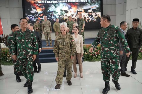 Wakil Panglima TNI Jenderal Tandyo Budi Revita (kiri) berjalan bersama Kepala Staf Pertahanan Kanada Jenderal Jennie Carignan (tengah) dan Kepala Staf Angkatan Darat (KSAD) Jenderal Maruli Simanjuntak saat upacara pembukaan Super Garuda Shield 2025 di Sekolah Staf dan Komando Angkatan Laut, Jakarta, Senin (25/08/2025).<br />AP/Tatan Syuflana