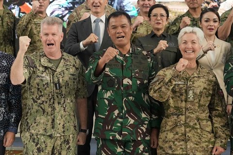 Dari kiri, Panglima Komando Indo-Pasifik AS Laksamana Samuel Paparo, Wakil Panglima TNI Jenderal Tandyo Budi Revita, dan Kepala Staf Pertahanan Kanada Jenderal Jennie Carignan saat upacara pembukaan Super Garuda Shield 2025 di Sekolah Staf dan Komando Angkatan Laut, Jakarta, Senin (25/08/2025).