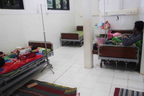 Anak-anak penderita campak dirawat di rumah sakit setelah wabah di Sumenep, Jawa Timur, Indonesia, Senin (25/08/2025).