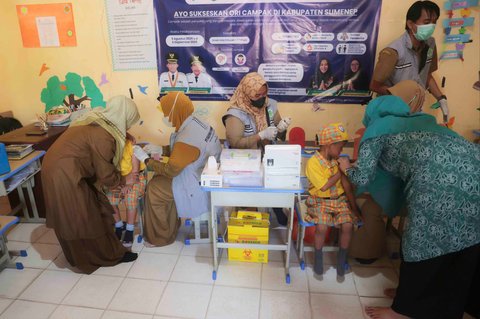 Petugas kesehatan memberikan suntikan vaksin campak kepada seorang anak dalam kampanye vaksinasi campak setelah wabah di Sumenep, Jawa Timur, Indonesia, Indonesia, Senin (25/08/2025).