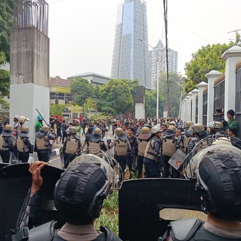 Makin Panas, Pendemo Depan Gedung DPR Emosi Rusak Pos Penukaran Identitas dan Bakar Motor