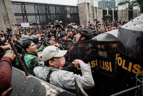 Petugas kepolisian menghadang demonstran saat demo menuntut pembubaran DPR di depan Gedung DPR/ MPR, Jakarta, Senin (25/08/2025).