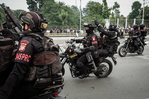 Petugas kepolisian memukul mundur demonstran saat demo menuntut pembubaran DPR di depan Gedung DPR/ MPR, Jakarta, Senin (25/08/2025).