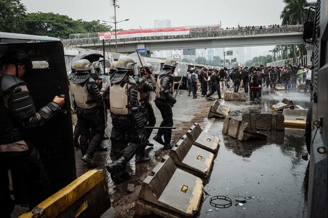 Petugas kepolisian memukul mundur demonstran saat demo menuntut pembubaran DPR di depan Gedung DPR/ MPR, Jakarta, Senin (25/08/2025).