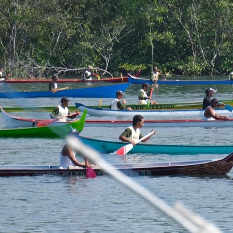 Lomba Pacu Sampan Tradisional di Bali