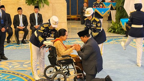 Momen Prabowo Berlutut saat Sematkan Tanda Kehormatan ke Adik Bu Tien Soeharto dan Sesepuh TNI