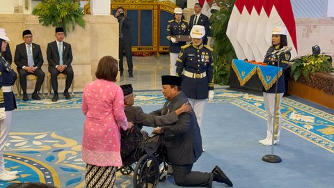 Momen Prabowo Berlutut saat Sematkan Tanda Kehormatan ke Adik Bu Tien Soeharto dan Sesepuh TNI