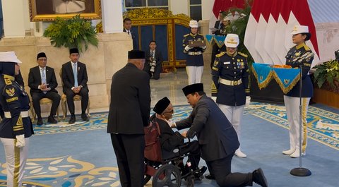Momen Prabowo Berlutut saat Sematkan Tanda Kehormatan ke Adik Bu Tien Soeharto dan Sesepuh TNI