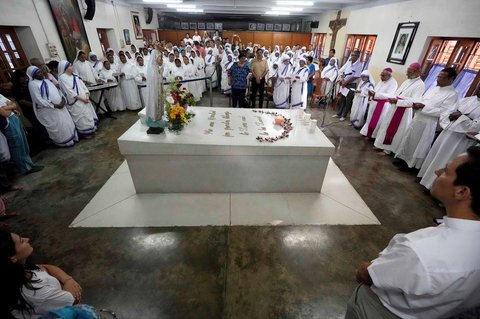 Biarawati dari Misionaris Cinta Kasih dan umat Katolik berdoa di makam Santa Teresa di Kolkata, India, Selasa, (26/08/2025).<br />AP/Bikas Das