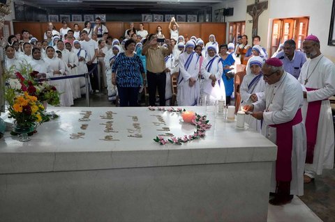 Uskup Agung Kolkata Thomas D'Souza menyalakan lilin di makam Santa Teresa di Kolkata, India, Selasa, (26/08/2025).