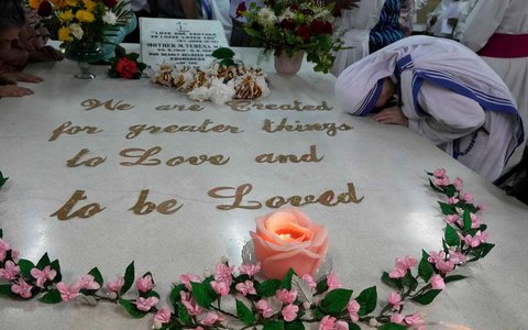 Seorang biarawati dari Misionaris Cinta Kasih berdoa di makam Santa Teresa di Kolkata, India, Selasa, (26/08/2025).