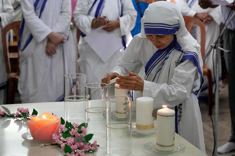 Biarawati dari Misionaris Cinta Kasih menyalakan lilin di makam Santa Teresa pada hari ulang tahunnya di Kolkata, India, Selasa, (26/08/2025).