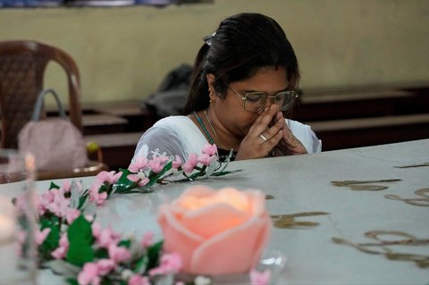 Umat Katolik berdoa di makam Santa Teresa di Kolkata, India, Selasa, (26/08/2025).