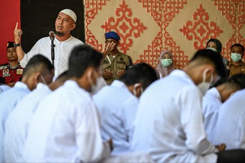 Seorang  ustad menyampaikan khotbah jelang pelaksanaan hukuman cambuk di Banda Aceh, Selasa (26/08/2025).