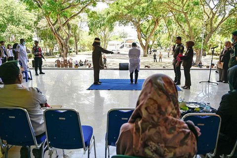 Seorang pria menjalani hukuman cambuk di depan umum oleh anggota polisi syariat di Banda Aceh, Selasa (26/08/2025).