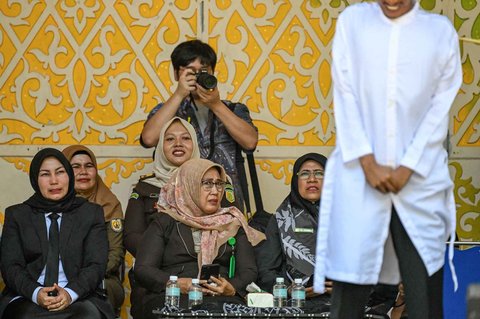 Petugas penegak hukum bereaksi saat menyaksikan seorang pria yang terbukti melakukan hubungan seks sesama jenis dicambuk di depan umum oleh seorang anggota polisi syariat di Banda Aceh,  Selasa (26/08/2025).