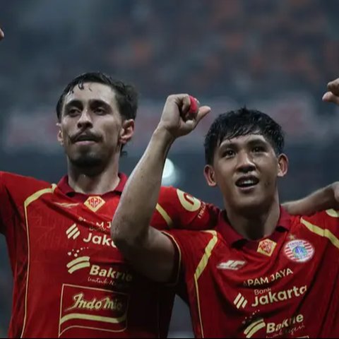 Selebrasi gol Eksel Runtukahu (kanan) bersama Gustavo Franca dalam laga persahabatan Persija Jakarta melawan yang diselenggarakan di markas kebanggaan Macan Kemayoran, Jakarta International Stadium (JIS), Sabtu (26/7/2025). (Bola.com/Abdul Aziz)