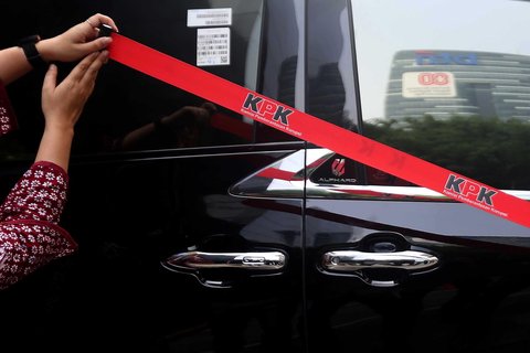 Petugas Komisi Pemberantasan Korupsi (KPK) memasang garis pembatas di samping mobil Alphard hasil sitaan penggeledahan rumah dinas eks Wakil Menteri Ketenagakerjaan (Wamenaker) Immanuel Ebenezer di kawasan Pancoran, Jakarta Selatan, Selasa (26/08/2025).