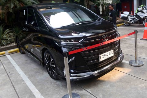 Mobil Alphard hasil sitaan penggeledahan rumah dinas eks Wakil Menteri Ketenagakerjaan (Wamenaker) Immanuel Ebenezer di kawasan Pancoran, Jakarta Selatan, Selasa (26/08/2025).