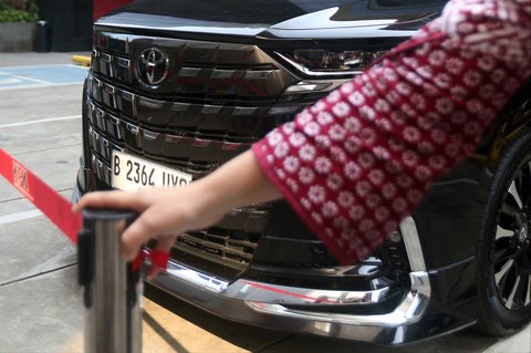 Mobil Alphard hasil sitaan penggeledahan rumah dinas eks Wakil Menteri Ketenagakerjaan (Wamenaker) Immanuel Ebenezer di kawasan Pancoran, Jakarta Selatan, Selasa (26/08/2025).